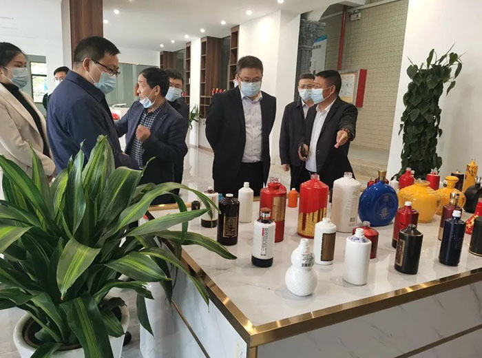 茅臺集團黨委委員、副總經(jīng)理吳浩軍及播州區(qū)委書記陳松等領(lǐng)導(dǎo)一行蒞臨首創(chuàng)公司參觀指導(dǎo)工作