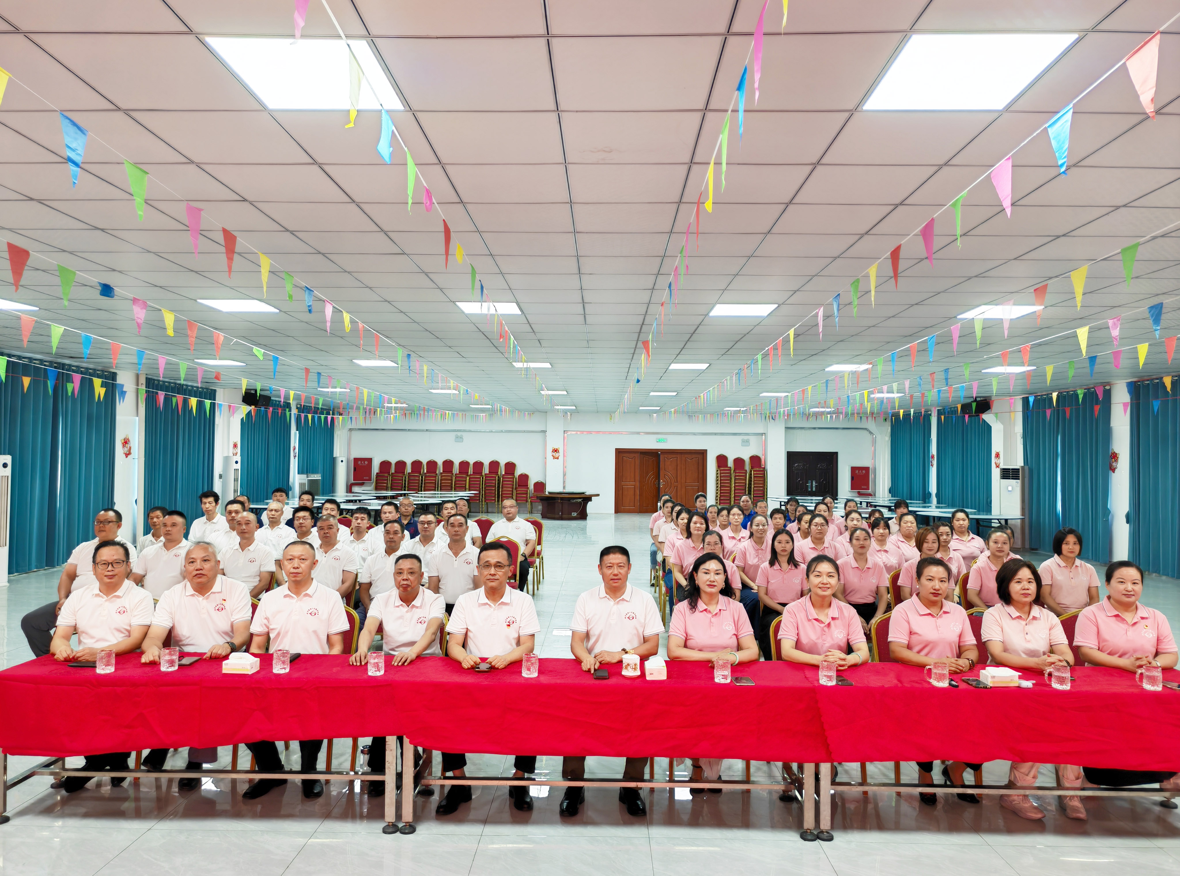 共觀大閱兵 激揚愛國情｜觀宇集團組織觀看9·3大閱兵活動